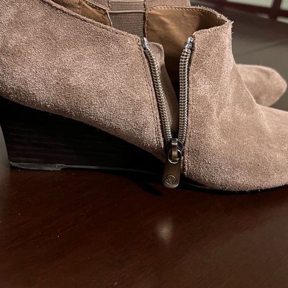 Adrienne Vittadini Camel Suede Outside Zip Wedge Bootie Size 9 - Picture 5 of 9
